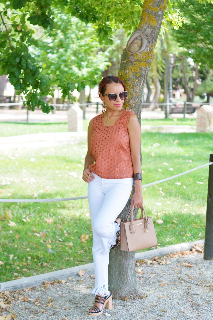 Outfit con vaqueros desflecados