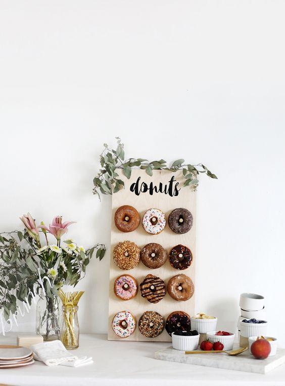 Minibar de donuts. Ideas para sorprender a tu pareja en la boda.