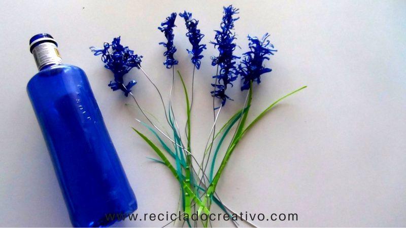 Flores de lavanda realizadas reciclando botellas de plástico.