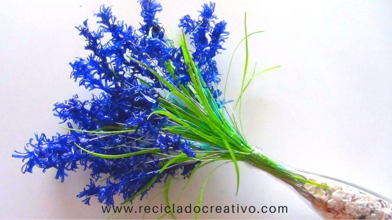 Flores de lavanda realizadas reciclando botellas de plástico.