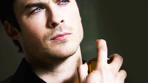 usando perfume hombre