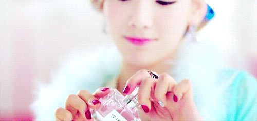 chica usando perfume