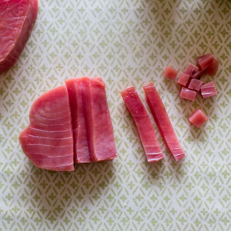 sushi de atún con arroz verde