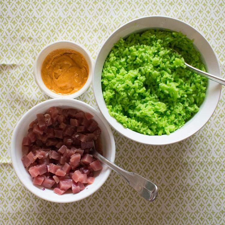 sushi de atún con arroz verde