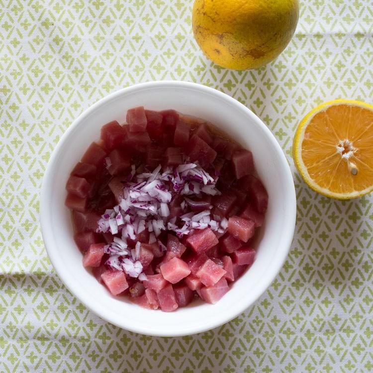 sushi de atún con arroz verde