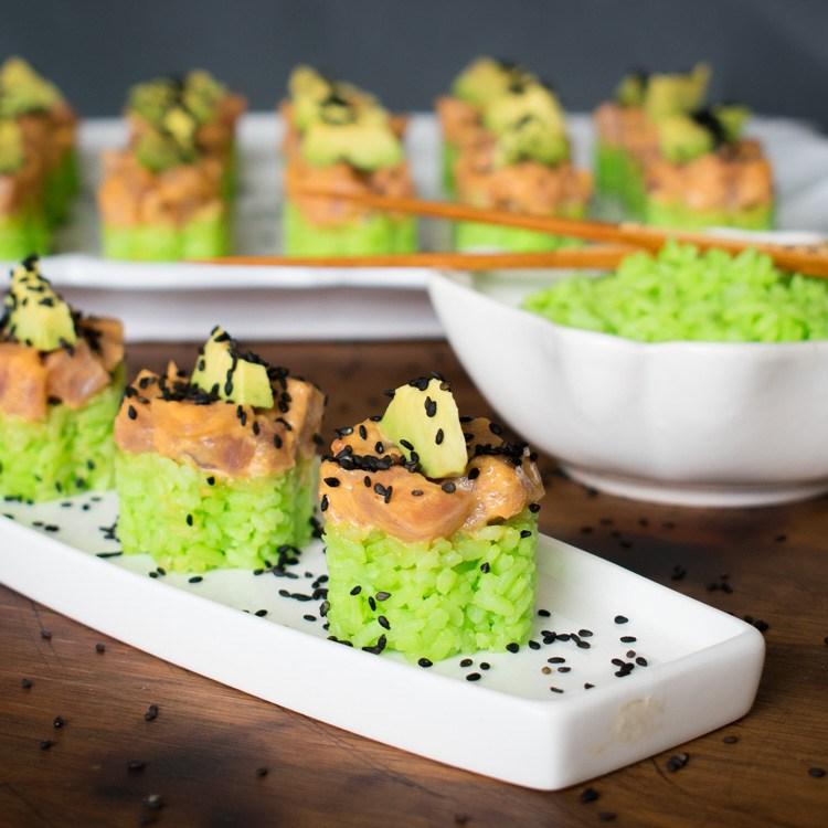 sushi de atún con arroz verde