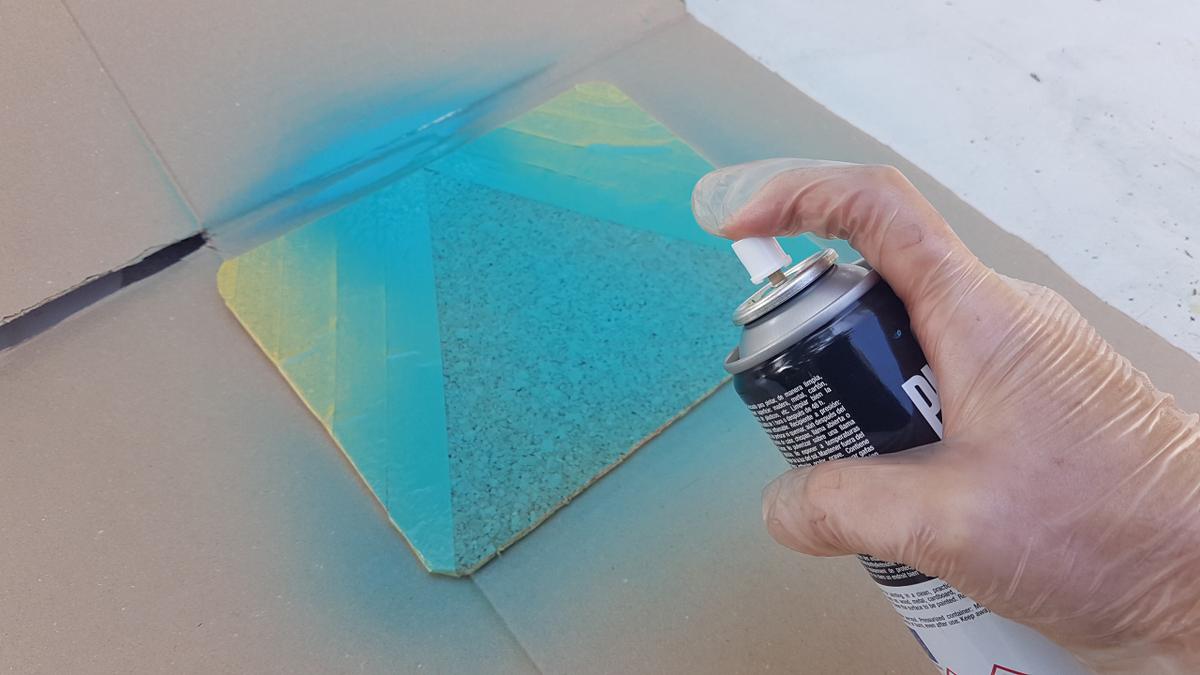 DIY Alfombrilla de raton de corcho - Pintar con la pintura en spray