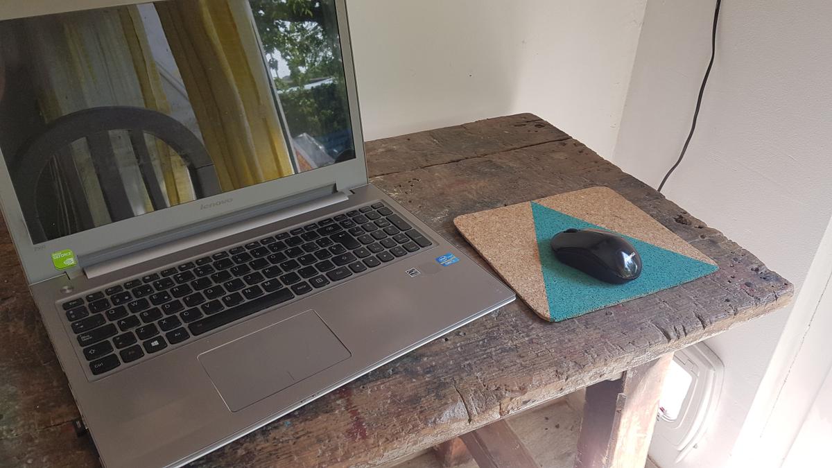 DIY Alfombrilla de raton de corcho - Recortar la forma de la alfombrilla