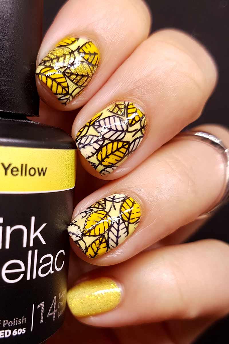 Manicura de hojas amarillas y doradas