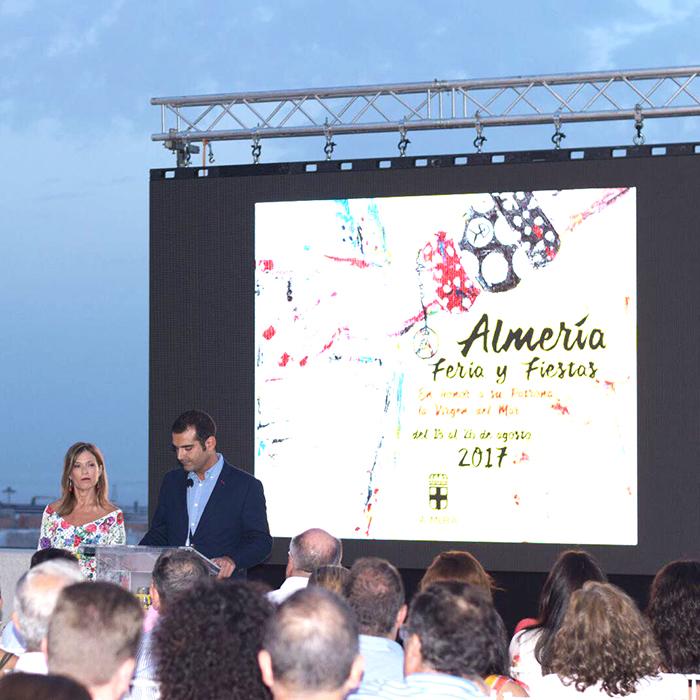 El alcalde, Ramón Fernández-Pacheco y la concejal, Ana Martínez Labella, en la presentación de la Feria de Almería 2017, en la terraza del CIP.