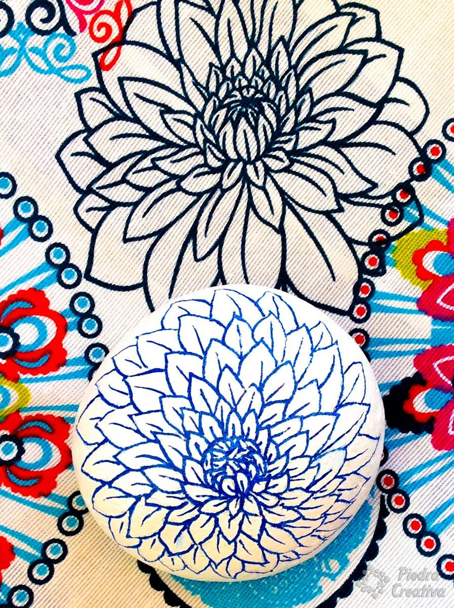 Decoración de piedras pintadas con rotulador azul