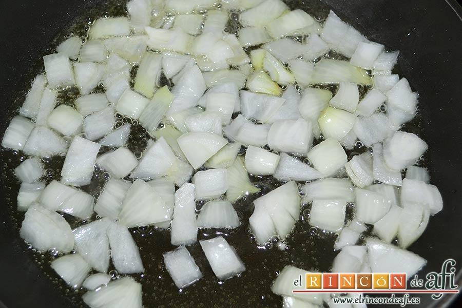 Huevos al plato, sofreír la cebolla troceada