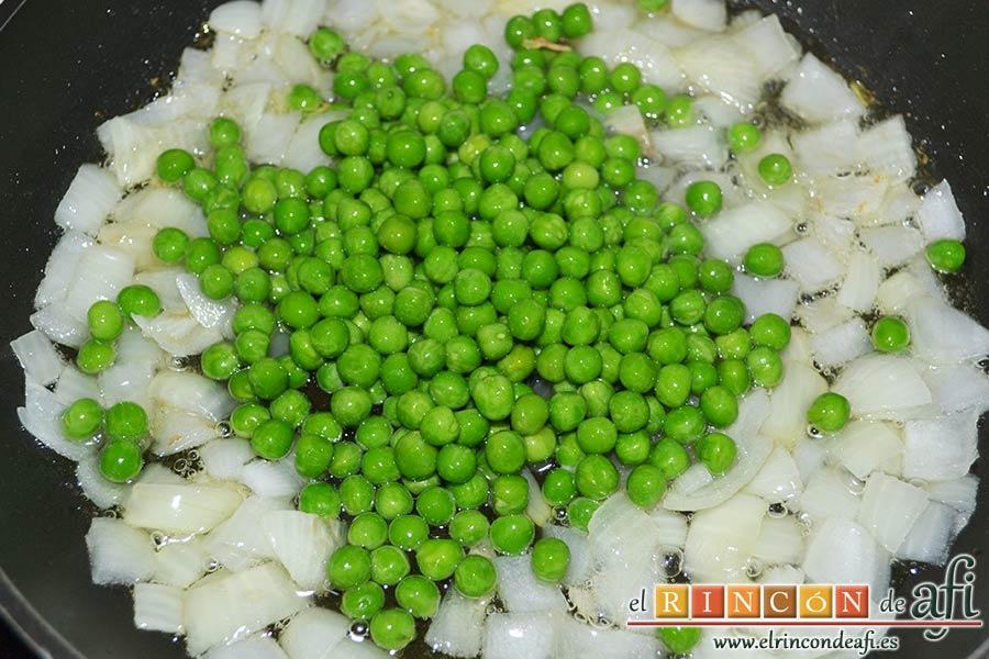 Huevos al plato, cuando la cebolla empiece a cambiar de color añadir los guisantes