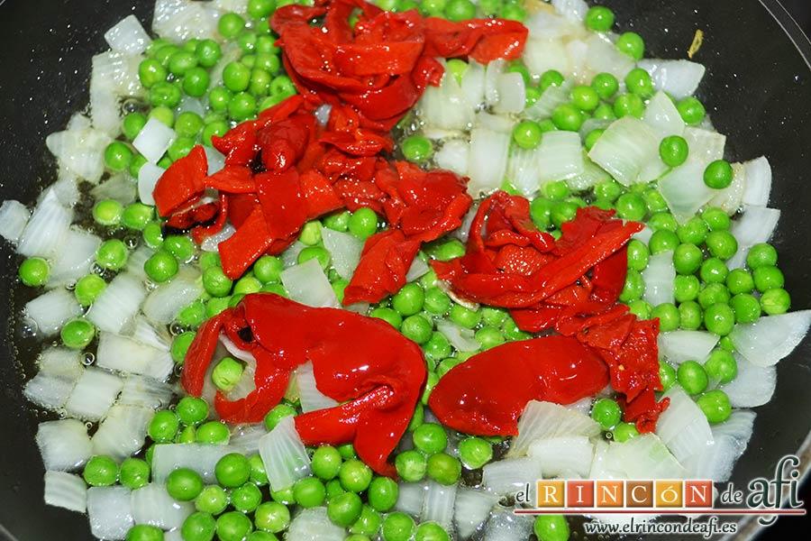 Huevos al plato, añadir los pimientos del piquillo