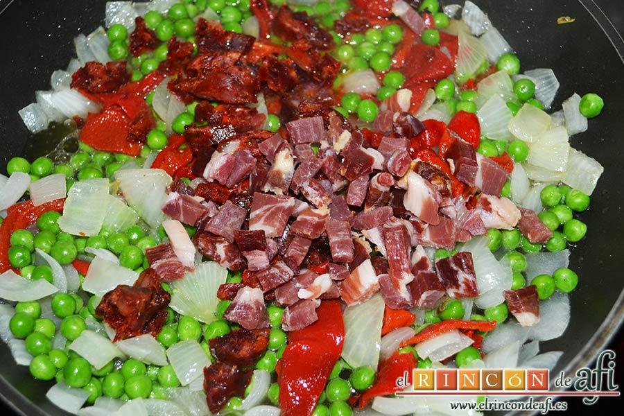 Huevos al plato, añadir el jamón serrano troceado