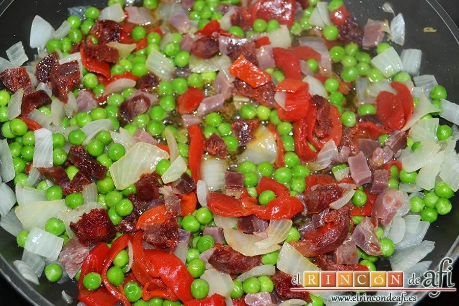 Huevos al plato, dejar sofreír un minuto removiendo bien