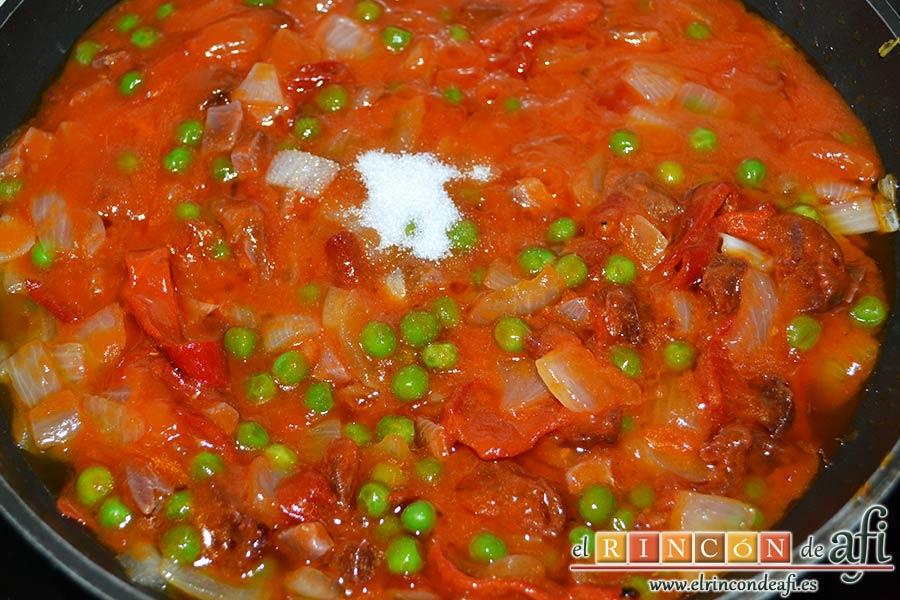 Huevos al plato, añadir el tomate frito y el azúcar