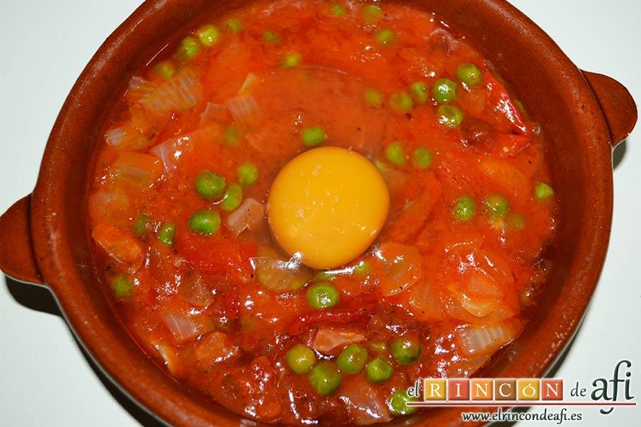 Huevos al plato, pasarlo todo a un cuenco para horno, cascar un huevo en el centro y hornear hasta que cuaje