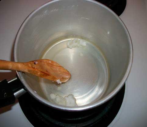 velas,-aceite,-reciclado,-vasos,-soja,-cazo-derritiendo-cera-de-soja