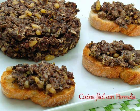 Revuelto de morcilla con piñones