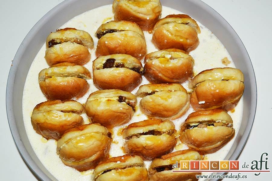 Pudin con dátiles, pan de leche, canela, nueces y mantequilla, verter la miel con sirope de arce sobre los panes