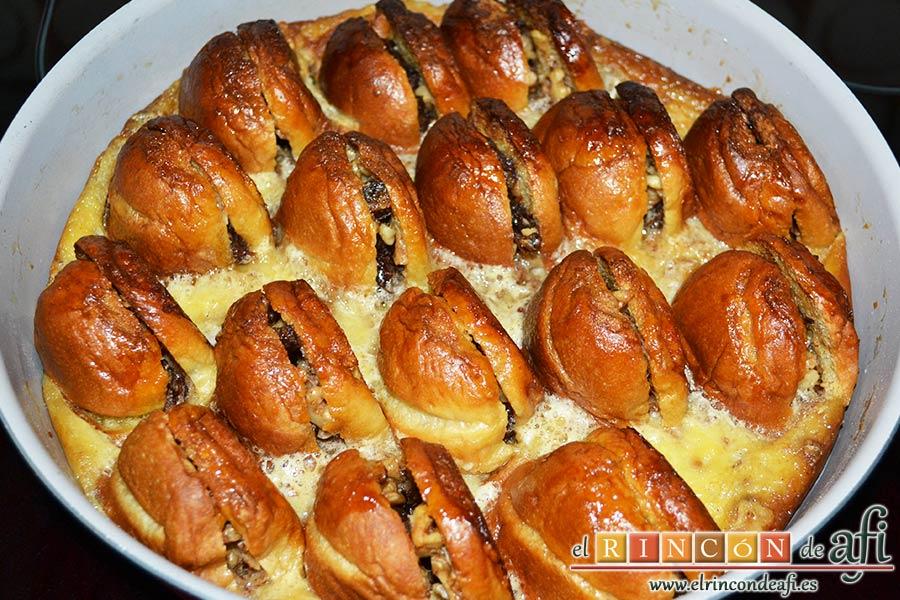 Pudin con dátiles, pan de leche, canela, nueces y mantequilla, hornear hasta que salga bien cuajado