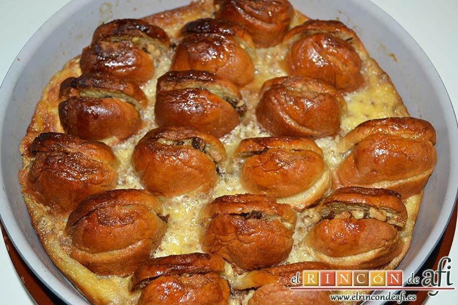 Pudin con dátiles, pan de leche, canela, nueces y mantequilla, sacar del horno y dejar atemperar