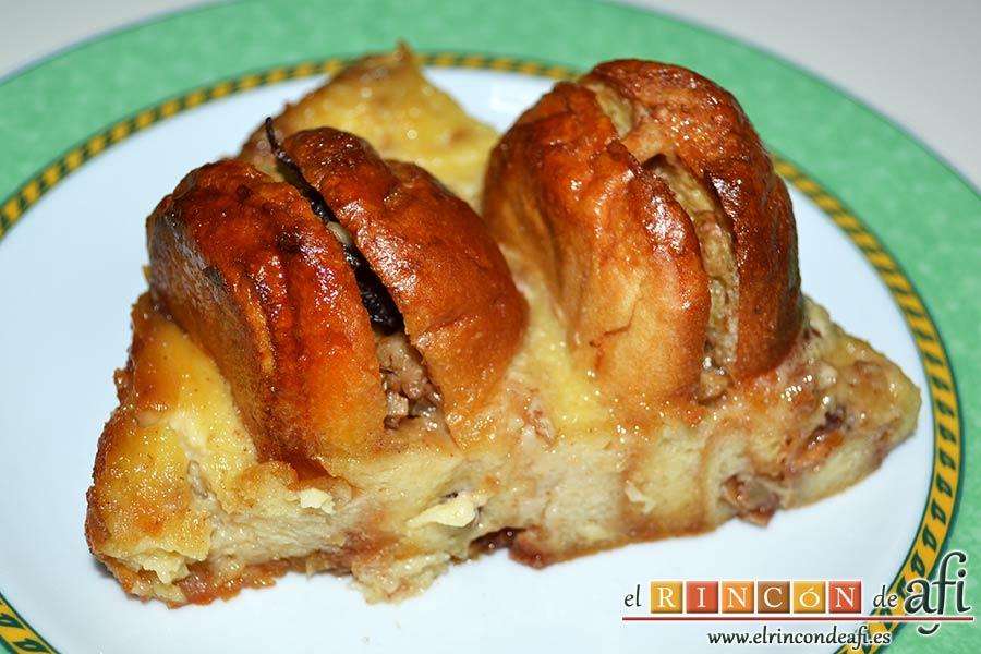 Pudin con dátiles, pan de leche, canela, nueces y mantequilla, sugerencia de presentación