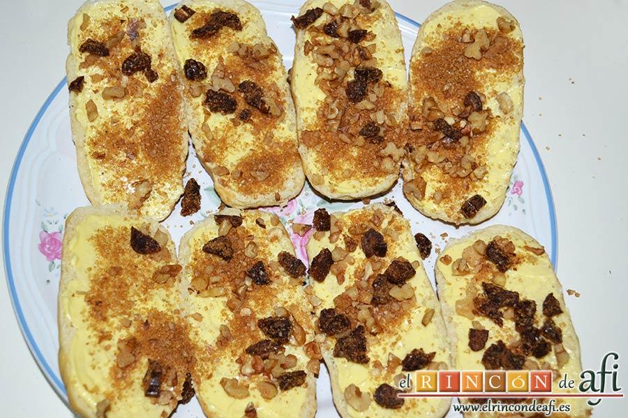 Pudin con dátiles, pan de leche, canela, nueces y mantequilla, añadir porciones del relleno