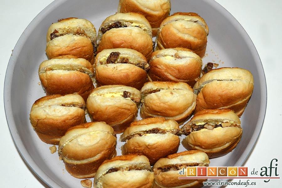 Pudin con dátiles, pan de leche, canela, nueces y mantequilla, cerrar los panes, cortarlos a la mitad y disponerlos en un molde para horno