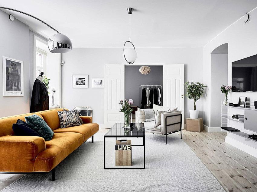Érase una casa con un precioso sofá color mostaza | Decoración