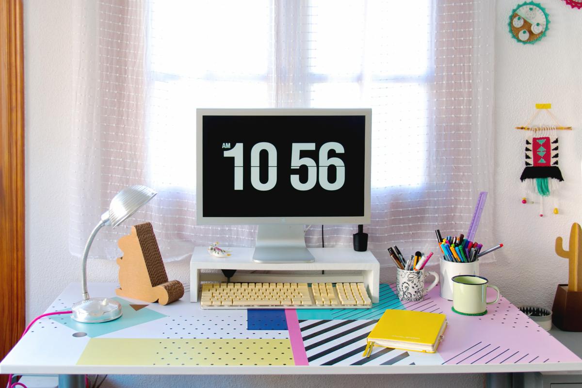 Personalizar una mesa con vinilo Pixers, visto en "I am a Mess Blog"