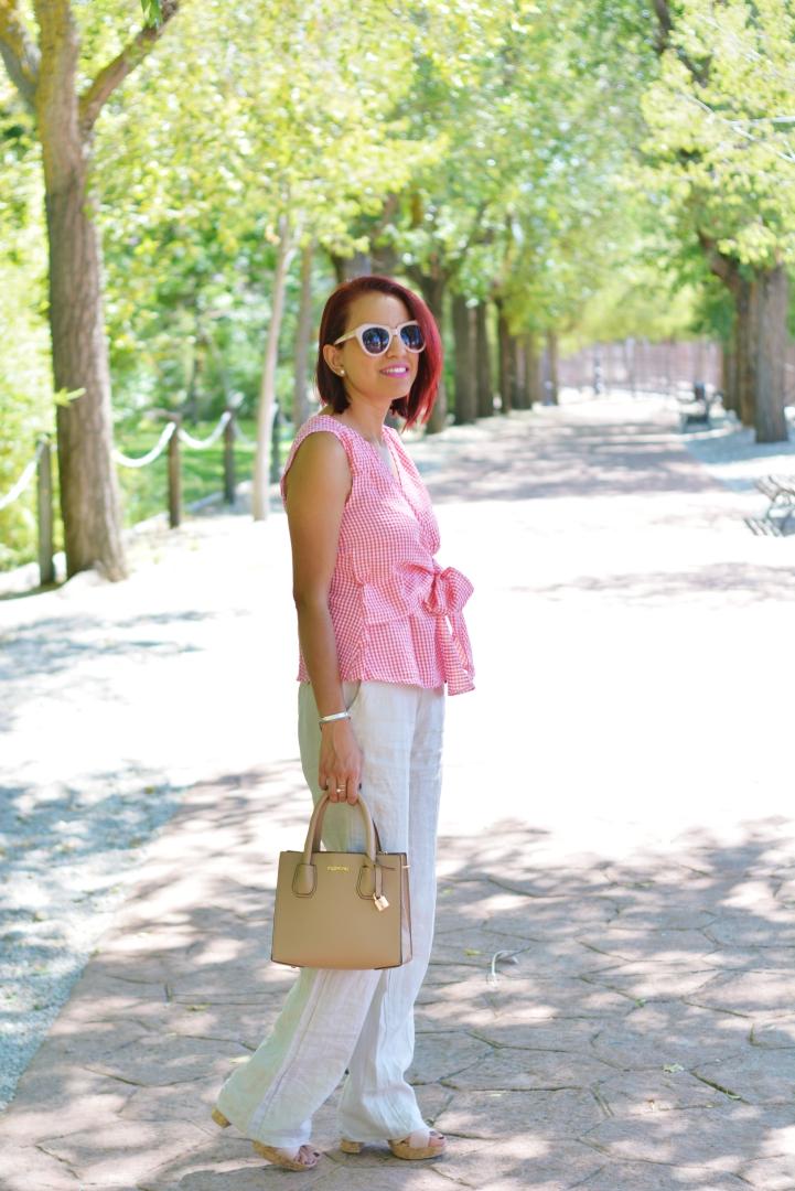 Look oficina con blusa cuadros vichy