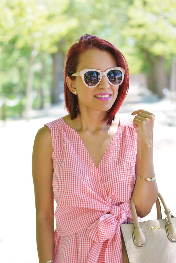 Pulsera minimalista y gafas retro