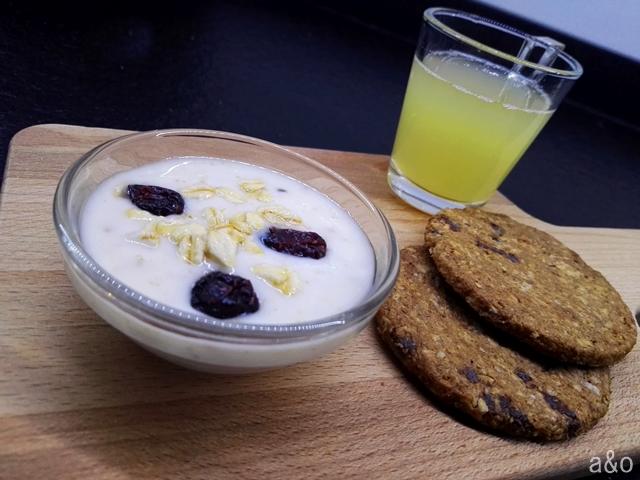 Yogur de muesli con avena y arándanos.