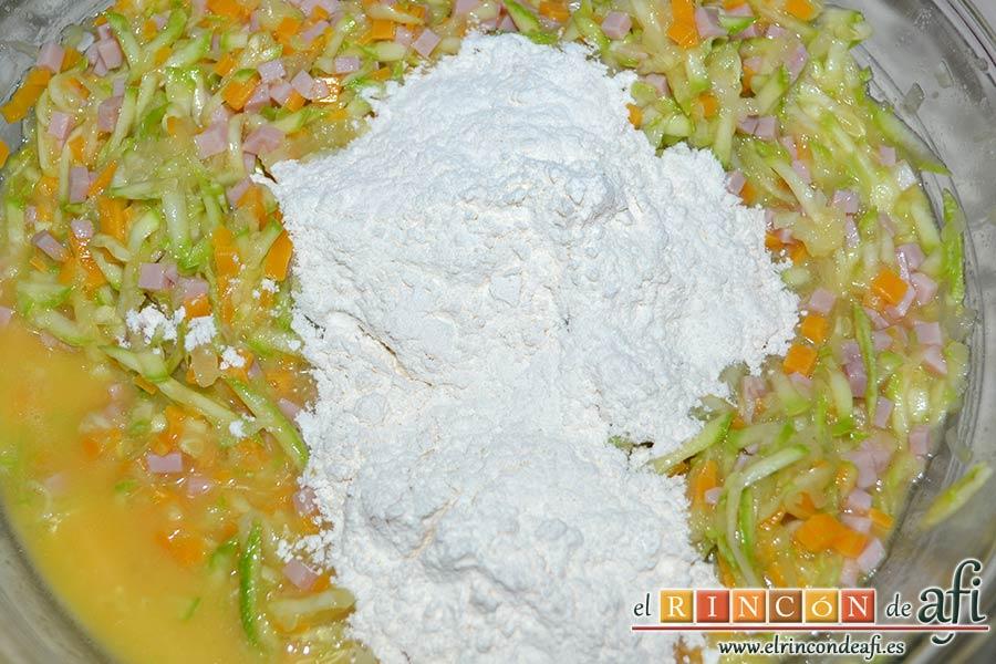 Pastel de calabacín, añadir la harina tamizada poco a poco