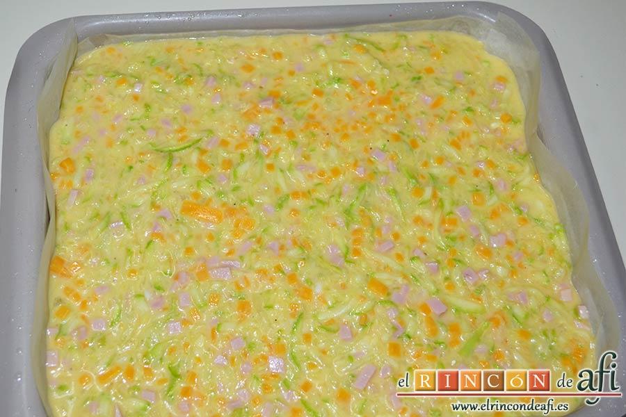 Pastel de calabacín, engrasar un molde para horno, forrarlo con papel de hornear y volcar la masa