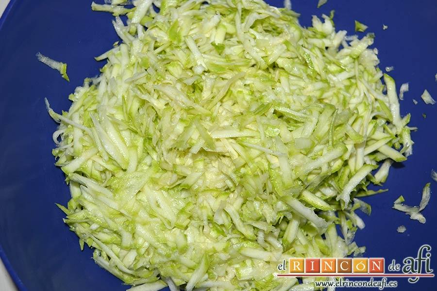 Pastel de calabacín, rallar los dos calabacines sin pelar