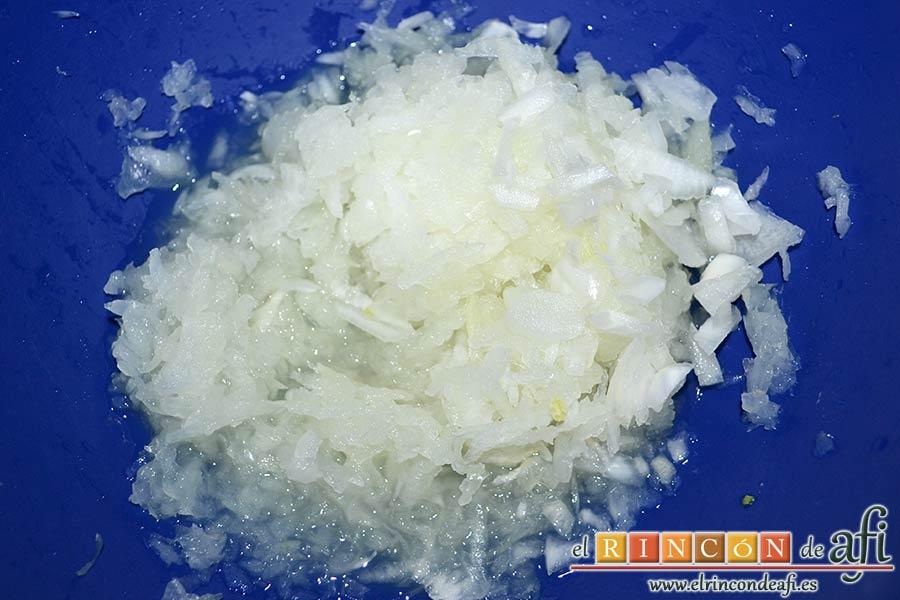 Pastel de calabacín, rallar la cebolla