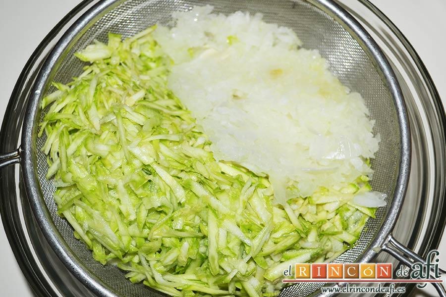 Pastel de calabacín, los ponemos a escurrir en un colador