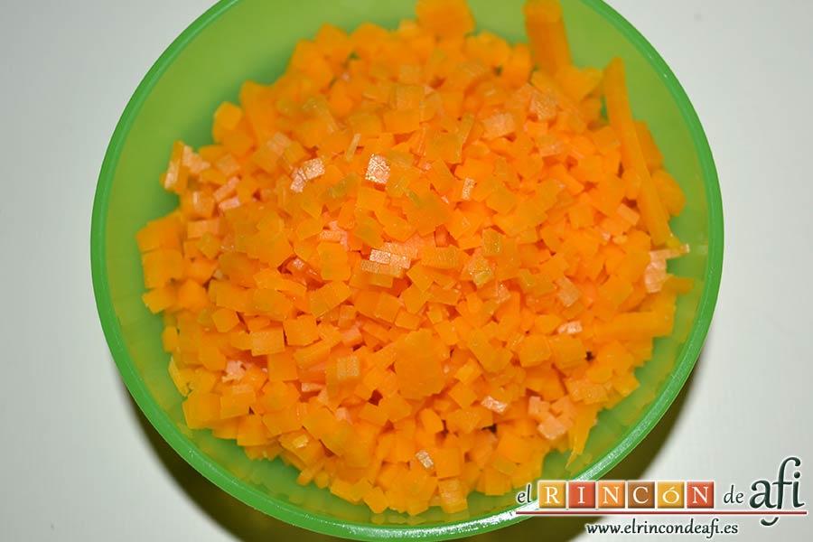 Pastel de calabacín, trocear el cheddar en trozos pequeños