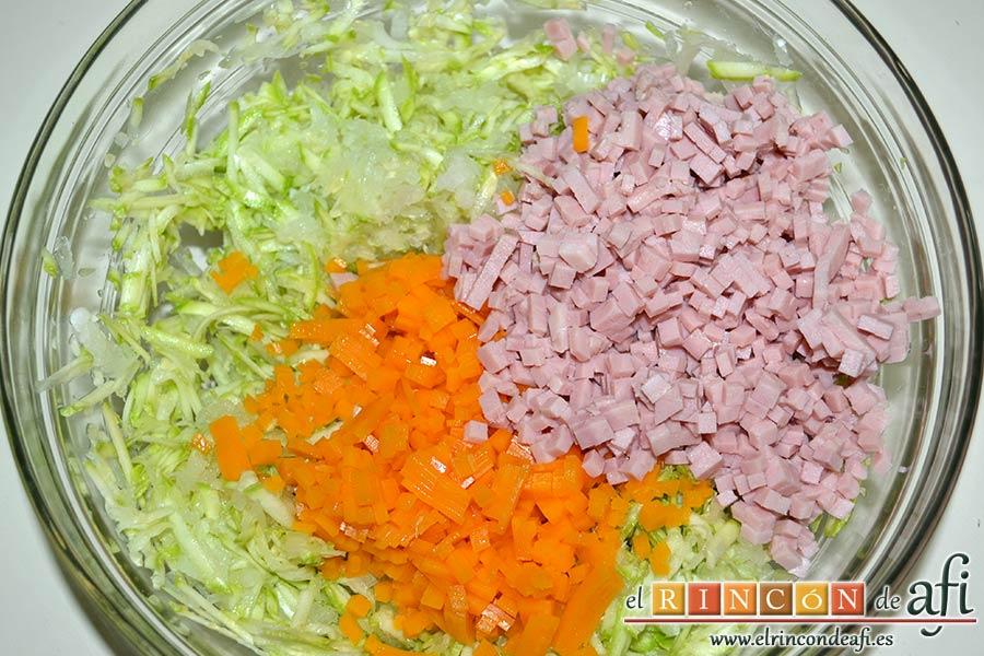 Pastel de calabacín, trocear también el jamón york y los añadimos al bol