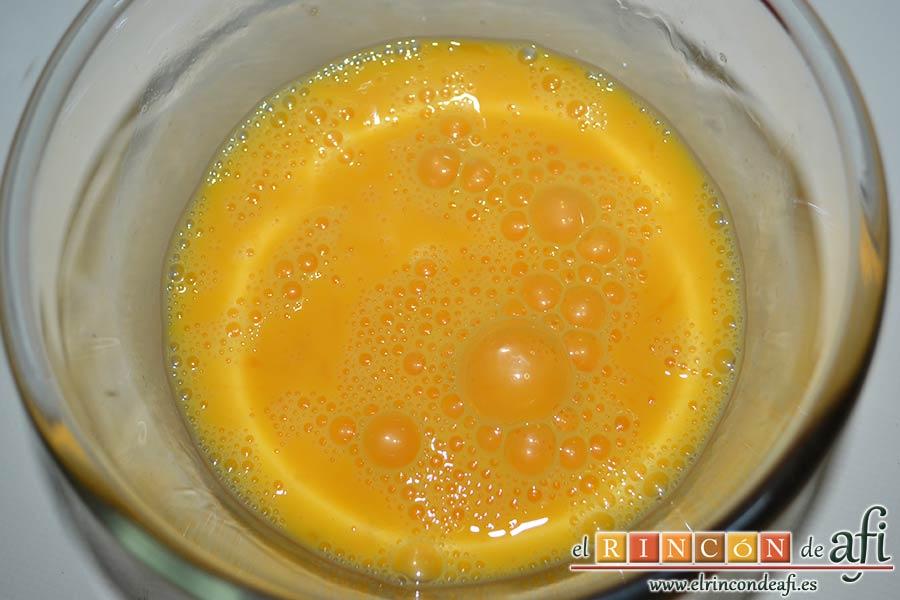 Pastel de calabacín, batimos los huevos