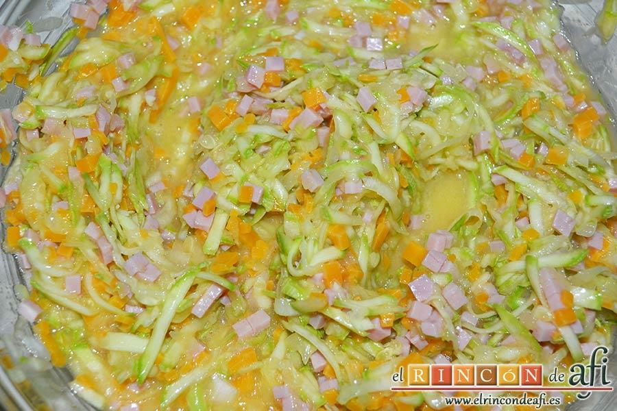 Pastel de calabacín, añadir los huevos y el aceite de girasol al bol
