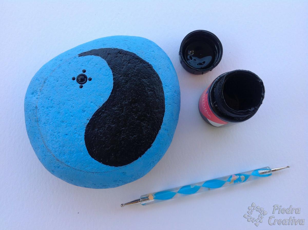 Yin Yang azul y negro en piedra