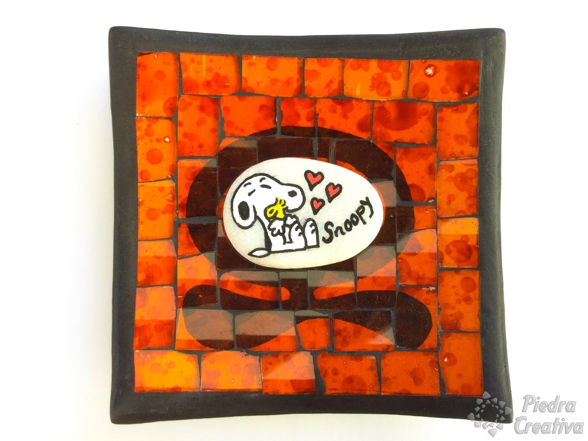 Snoopy pintado en piedra