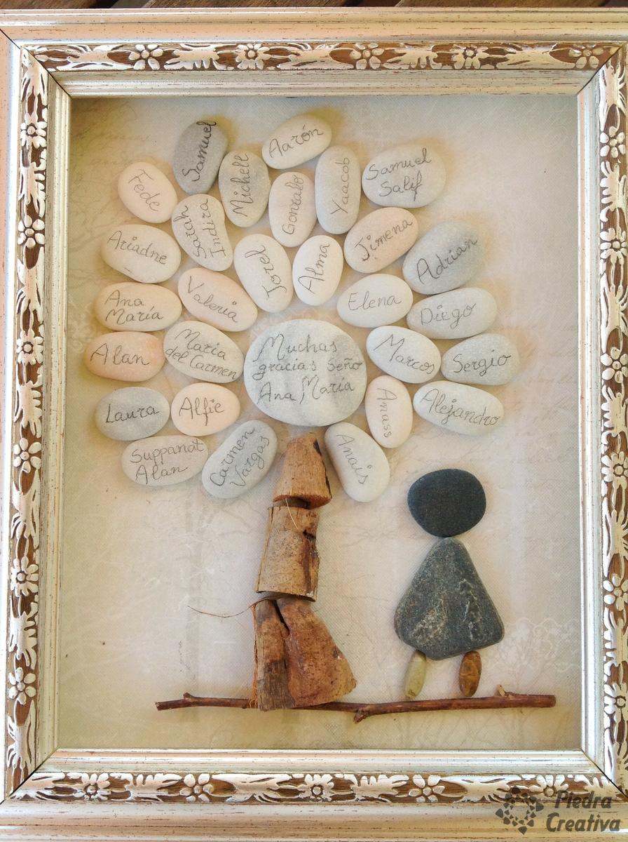 Manualidad de piedras en cuadro con árbol de PiedraCreativa