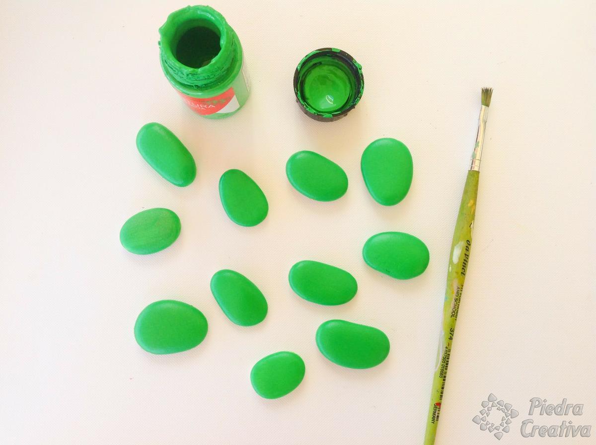 Piedras pintadas de verde para árbol con nombres
