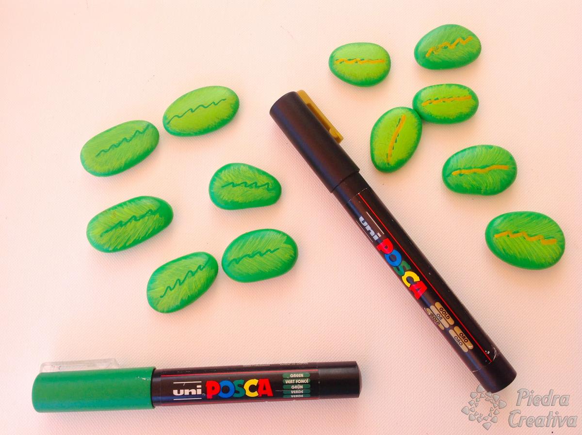 Pintar piedras con rotuladores para árbol de nombres