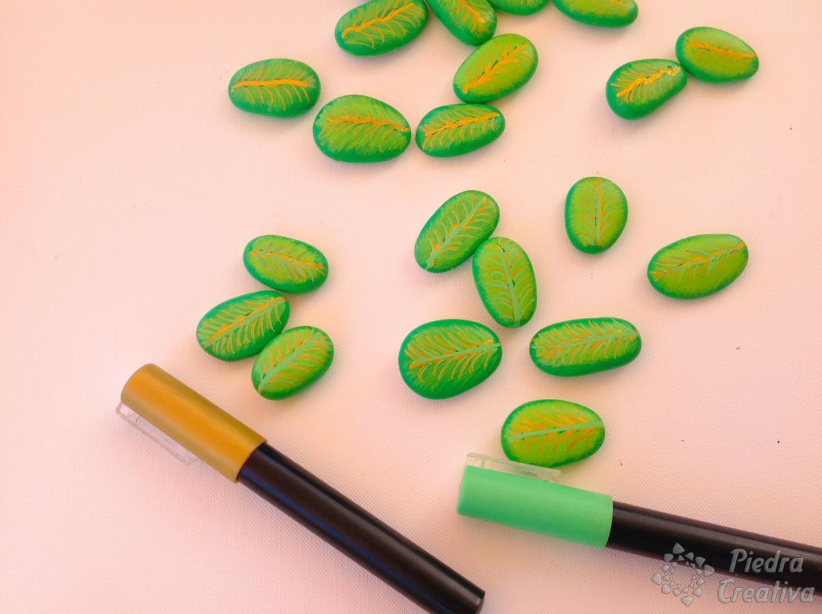 Manualidades de hojas pintadas en piedra para nombres con rotuladores